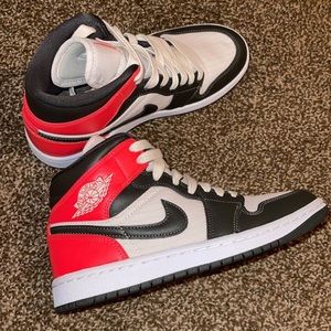 Air Jordan 1 mid newsprint